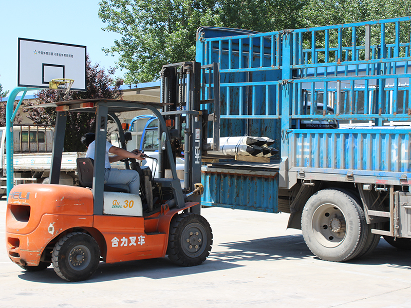 給客戶(hù)裝車(chē)現(xiàn)場(chǎng)